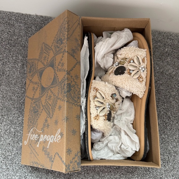 Free People Shell Sandals Shipwreck Surf Slides Boho Cowrie Beaded Size 11 - Picture 2 of 13